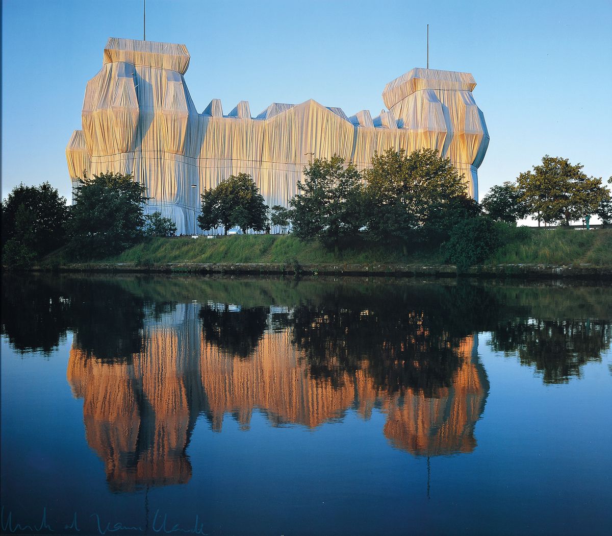 Christo und Jeanne Claude, geb. 1935, Farboffset auf Karton,"Wrapped Reichstag" Blick auf den verhüllten Reichstag vom Schiffbauer Damm ...