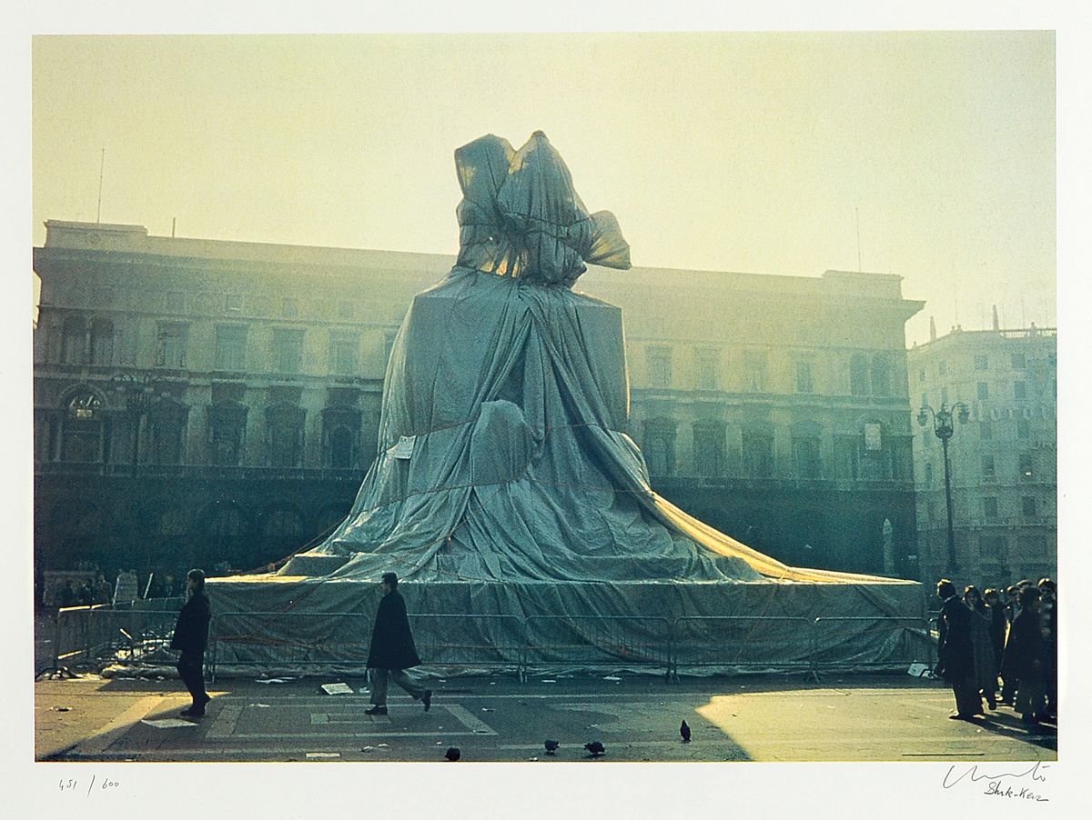 Christo und Jeanne-Claude, Wrapped Monument to Vittorio Emanuele, Piazzo del Duomo, Milan, 1970", handsigniert, num. 451/600, Edition Attilo ...