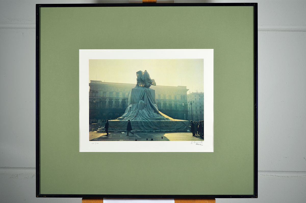 Detail k: Christo und Jeanne-Claude, Wrapped Monument to Vittorio Emanuele, Piazzo del Duomo, Milan, 1970", handsigniert, num. 451/600, Edition Attilo ...