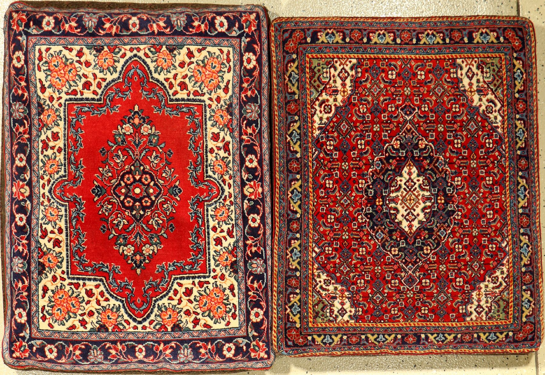1 Paar Sarogh "Kissen", Persien, ca. 30 Jahre, Korkwolle, ca. 90 x 70 cm, 90 x 70 cm, EHZ: 2