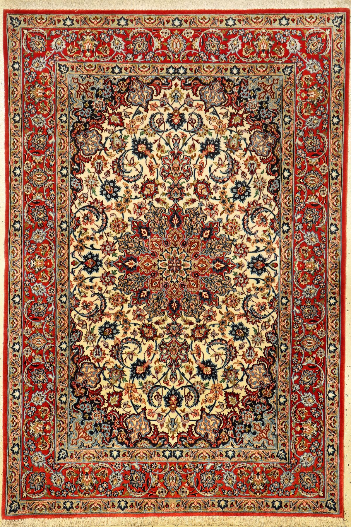 Feiner Esfahan alt, Persien, ca. 40 Jahre, Korkwolle mit und auf Seide, ca. 167 x 113 cm,feine Knüpfung, EHZ: 1-2 (fachkundig gereinigt).