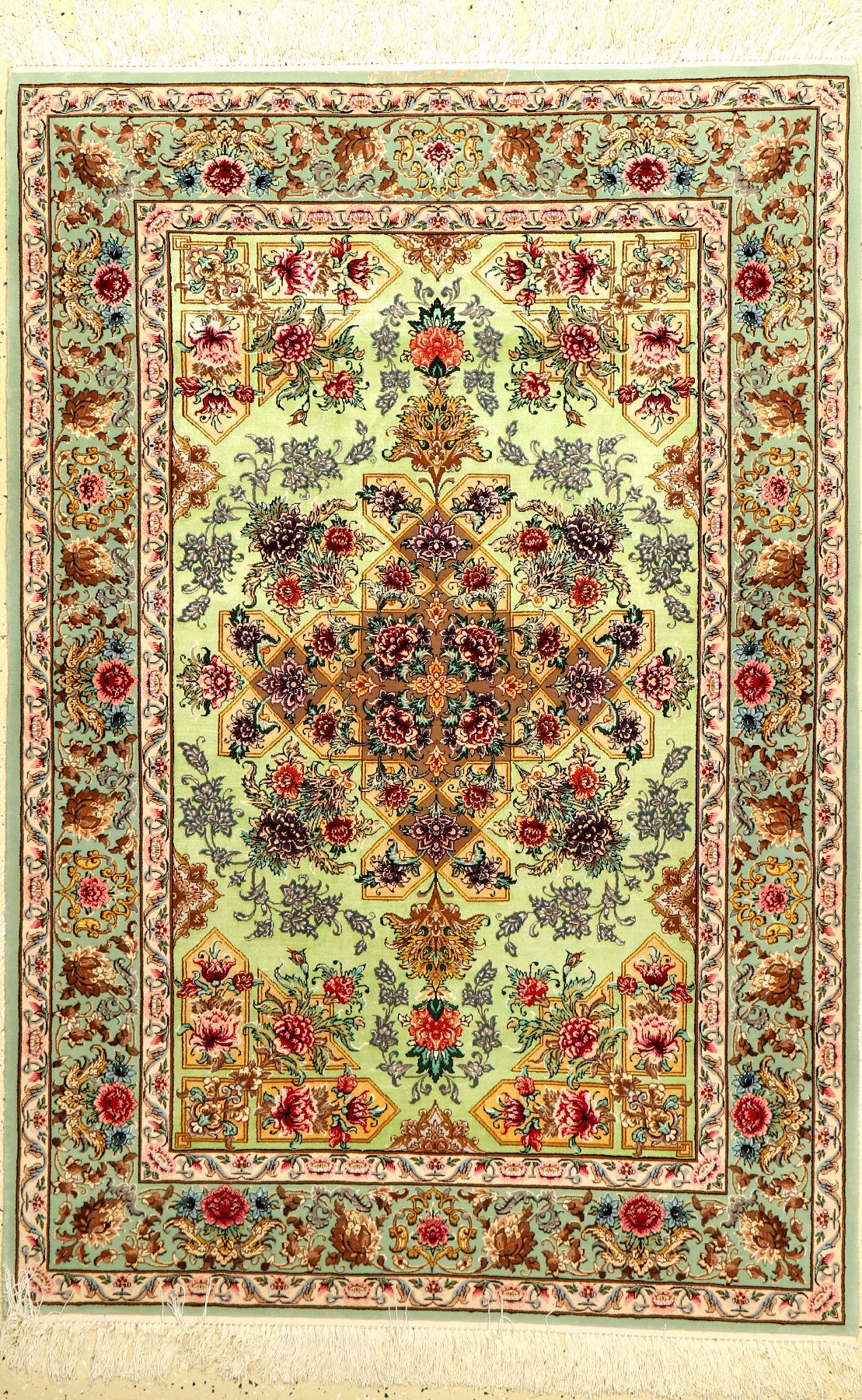 Feiner Seidengrund Esfahan "Ahmadi" (Signiert), Persien, ca. 10 Jahre alt, Korkwolle mit Seidengrund auf Seidenkette, ca. 170 x 115 cm, ...