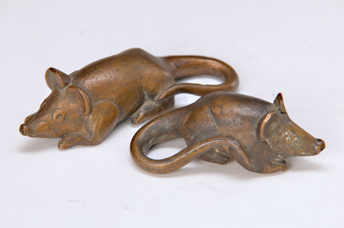 Gernot Rumpf, geb. 1941 Kaiserslautern, zwei Mäuse, Bronzeskulpturen, beide monogr., L. ca. 9 bzw. 11cm