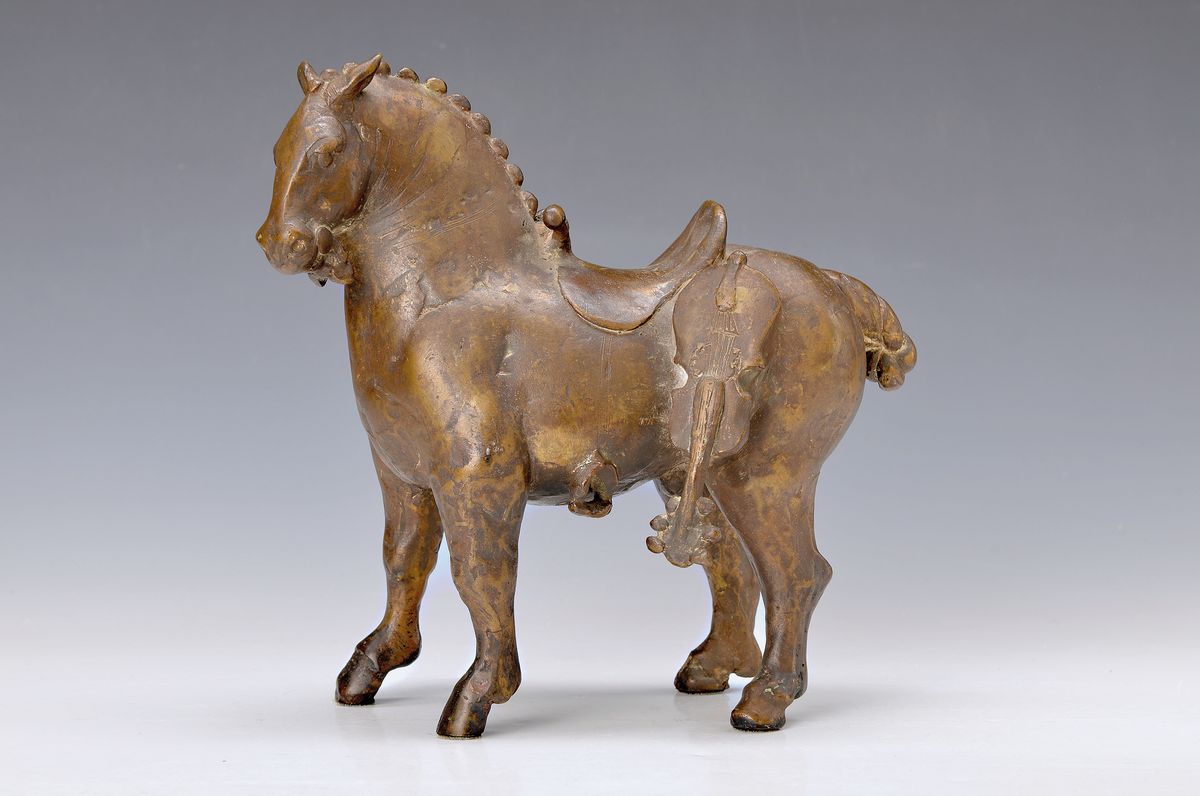 Gernot Rumpf, geb. 1941 Kaiserslautern, Pferd mit Geige und Schild, Bronzeguß, monogr. und num. 2/7, H. ca. 25cm