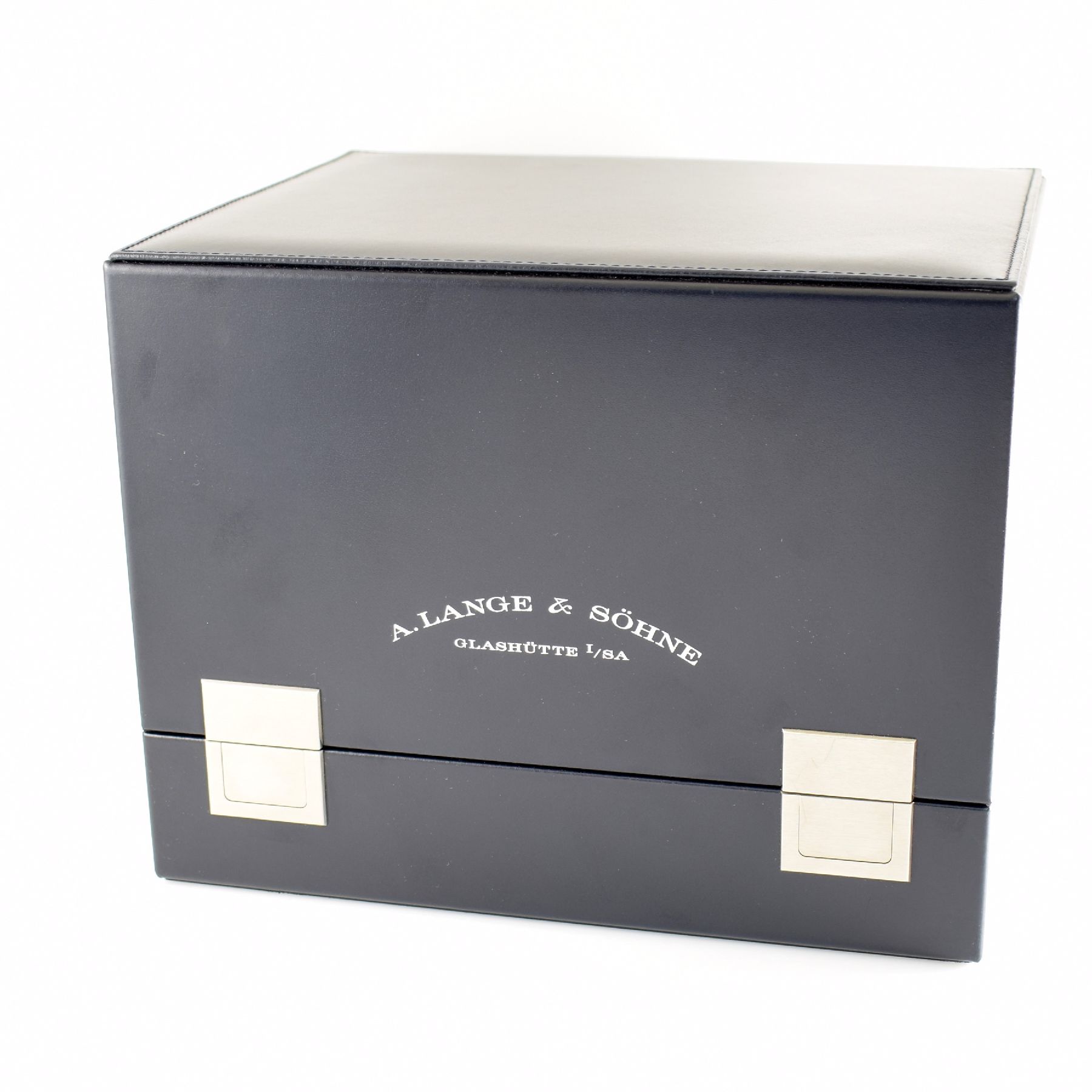 Detail a: A. LANGE & SÖHNE Langematik Uhrenbox mit integriertem Uhrenbeweger, mit Leder bezogene Kiste, herausnehmbarer, batteriebetriebener Uhrenbeweger, ...
