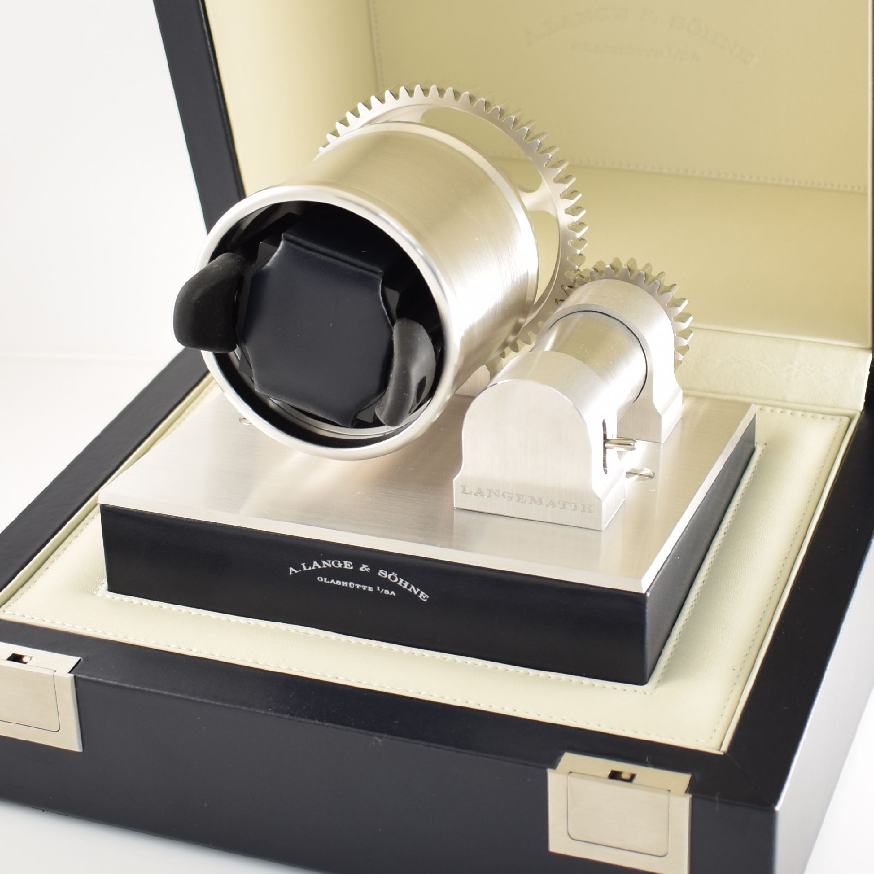 Detail b: A. LANGE & SÖHNE Langematik Uhrenbox mit integriertem Uhrenbeweger, mit Leder bezogene Kiste, herausnehmbarer, batteriebetriebener Uhrenbeweger, ...