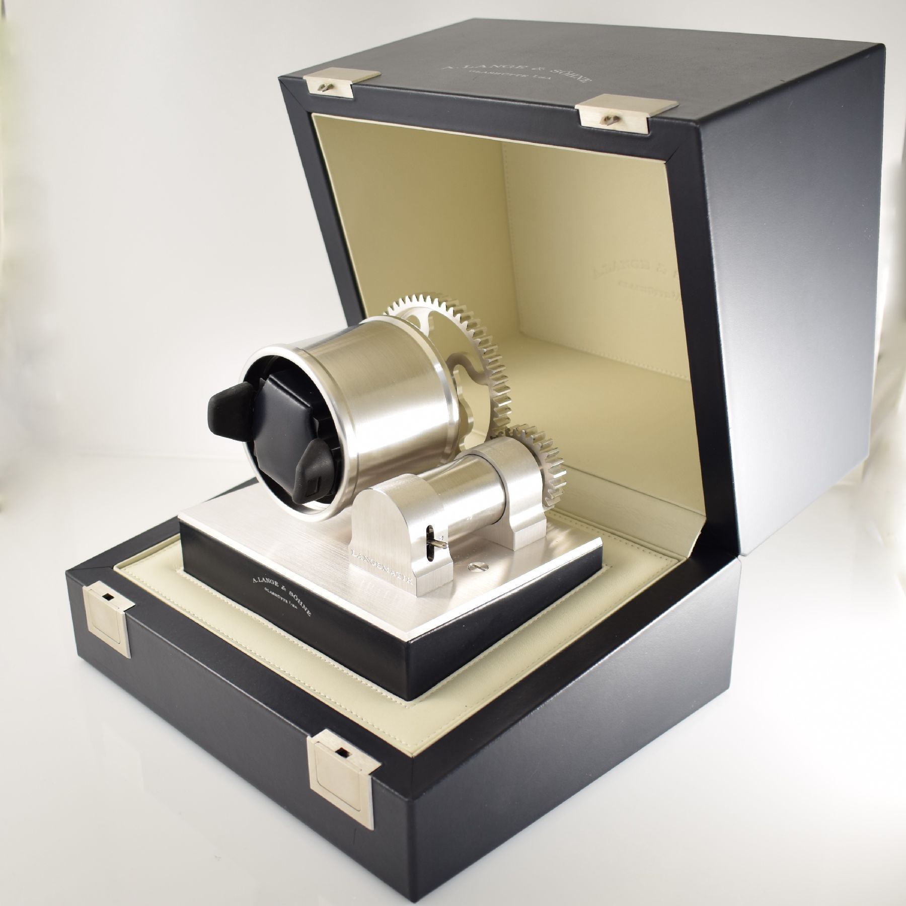 Detail c: A. LANGE & SÖHNE Langematik Uhrenbox mit integriertem Uhrenbeweger, mit Leder bezogene Kiste, herausnehmbarer, batteriebetriebener Uhrenbeweger, ...