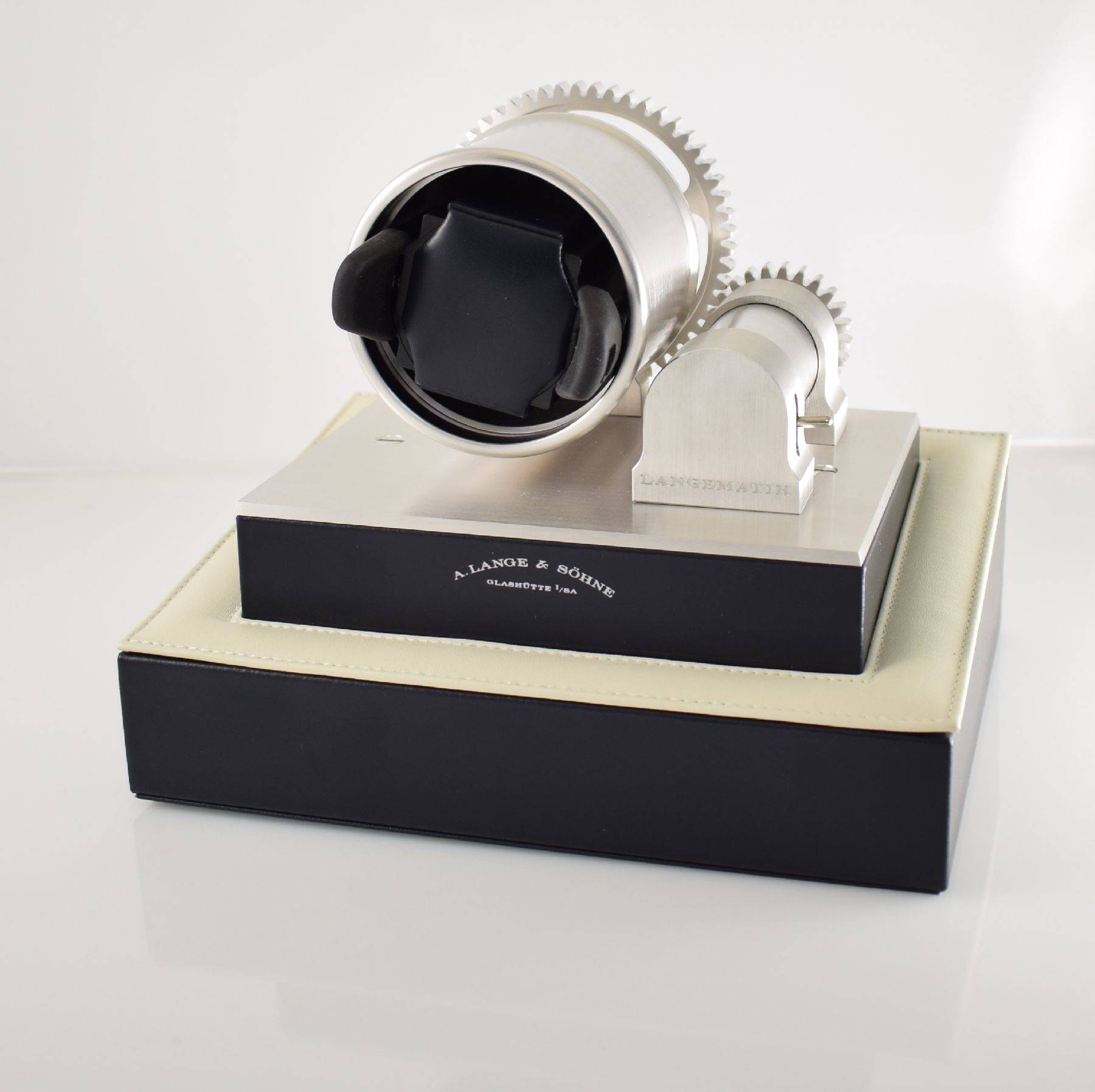 Detail d: A. LANGE & SÖHNE Langematik Uhrenbox mit integriertem Uhrenbeweger, mit Leder bezogene Kiste, herausnehmbarer, batteriebetriebener Uhrenbeweger, ...