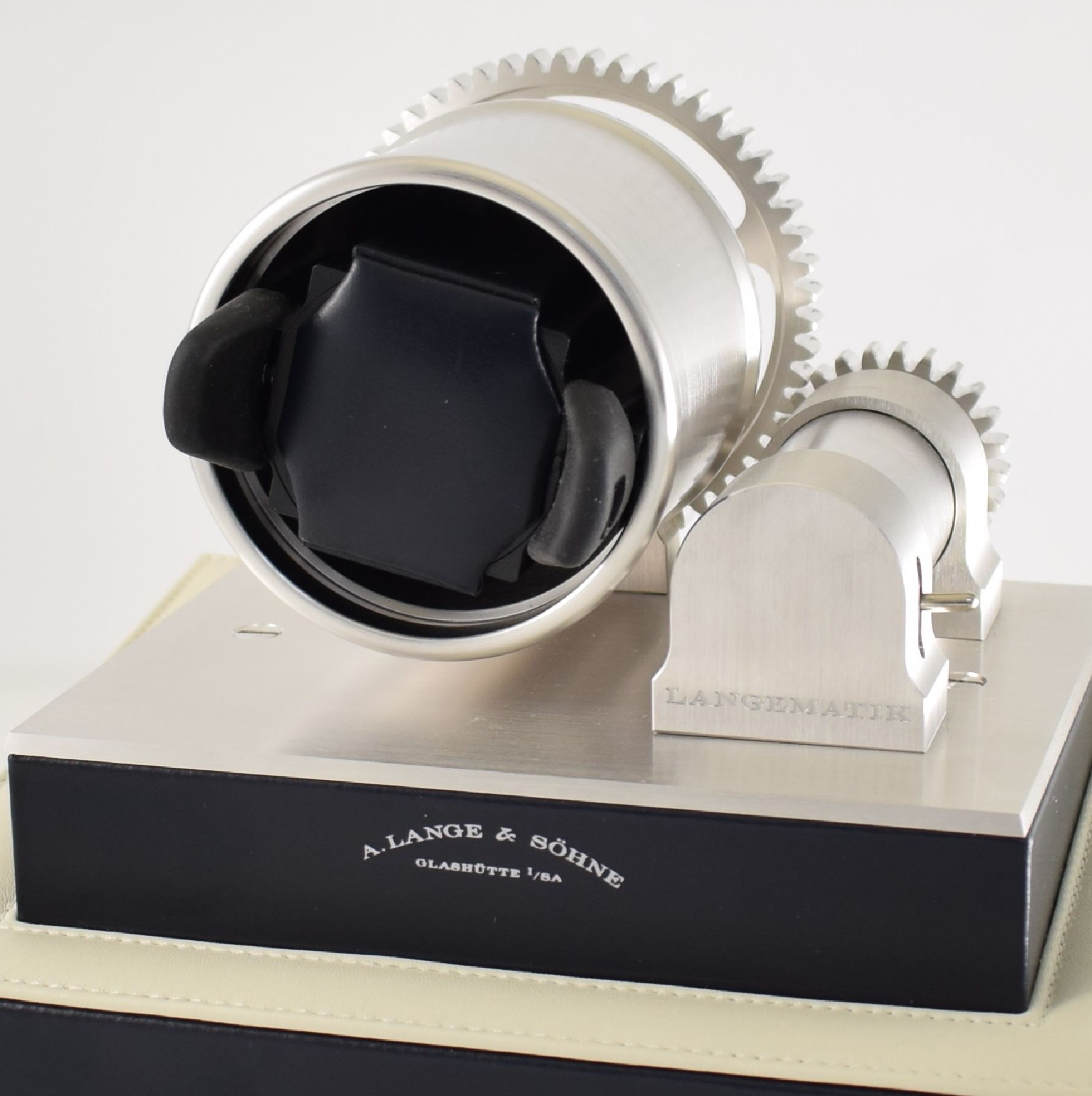 Detail e: A. LANGE & SÖHNE Langematik Uhrenbox mit integriertem Uhrenbeweger, mit Leder bezogene Kiste, herausnehmbarer, batteriebetriebener Uhrenbeweger, ...