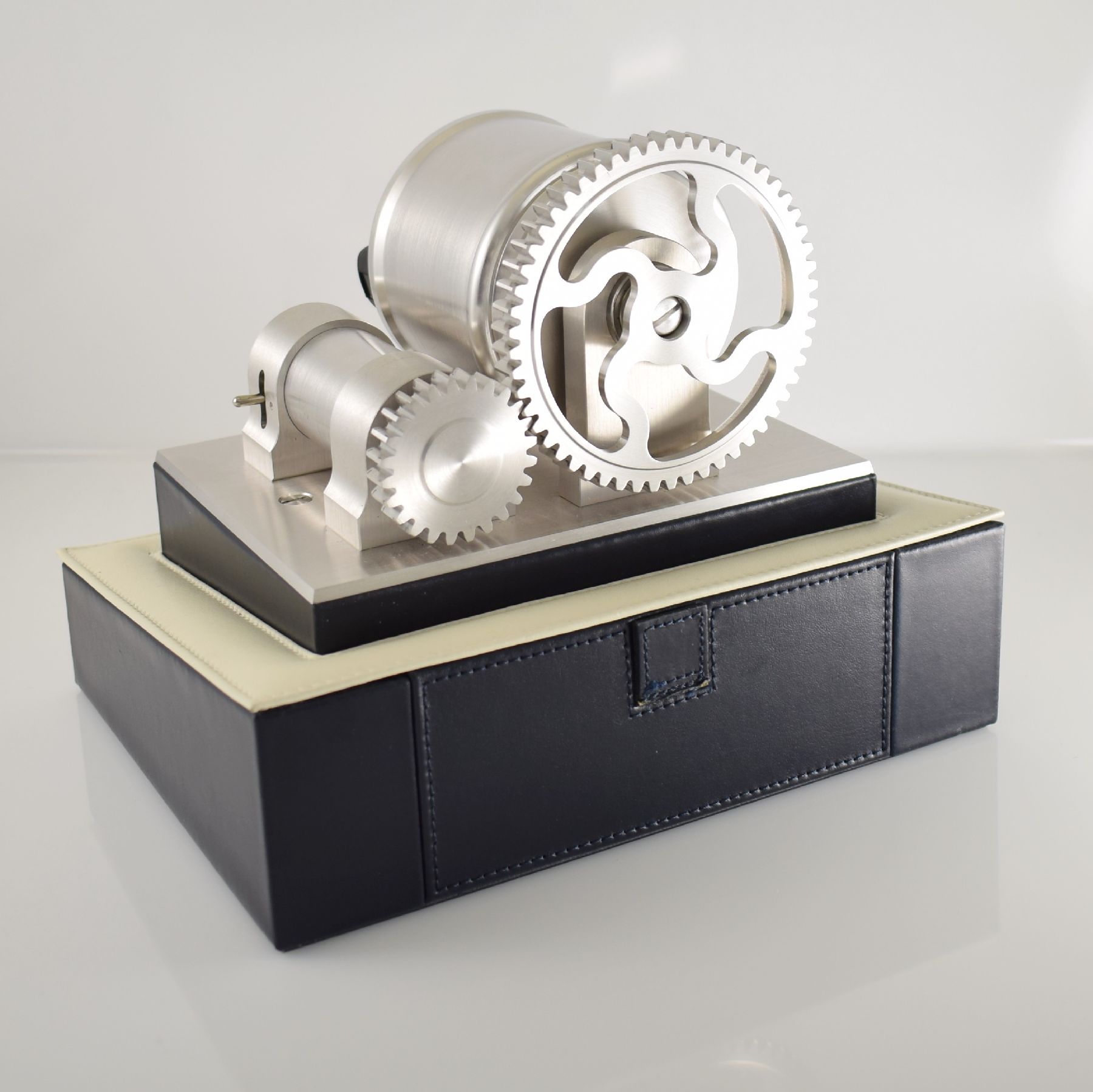 Detail f: A. LANGE & SÖHNE Langematik Uhrenbox mit integriertem Uhrenbeweger, mit Leder bezogene Kiste, herausnehmbarer, batteriebetriebener Uhrenbeweger, ...