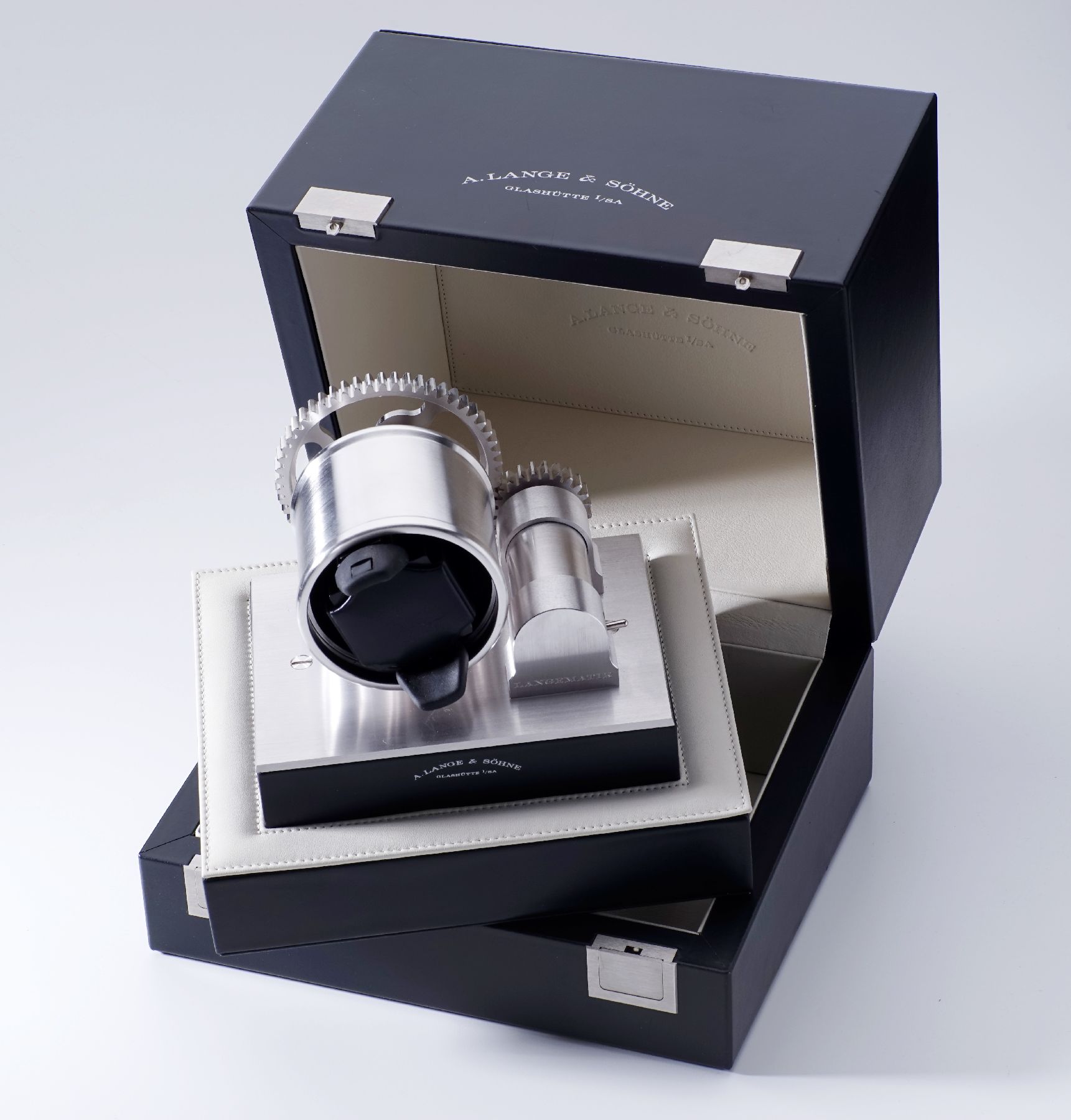 Detail g: A. LANGE & SÖHNE Langematik Uhrenbox mit integriertem Uhrenbeweger, mit Leder bezogene Kiste, herausnehmbarer, batteriebetriebener Uhrenbeweger, ...