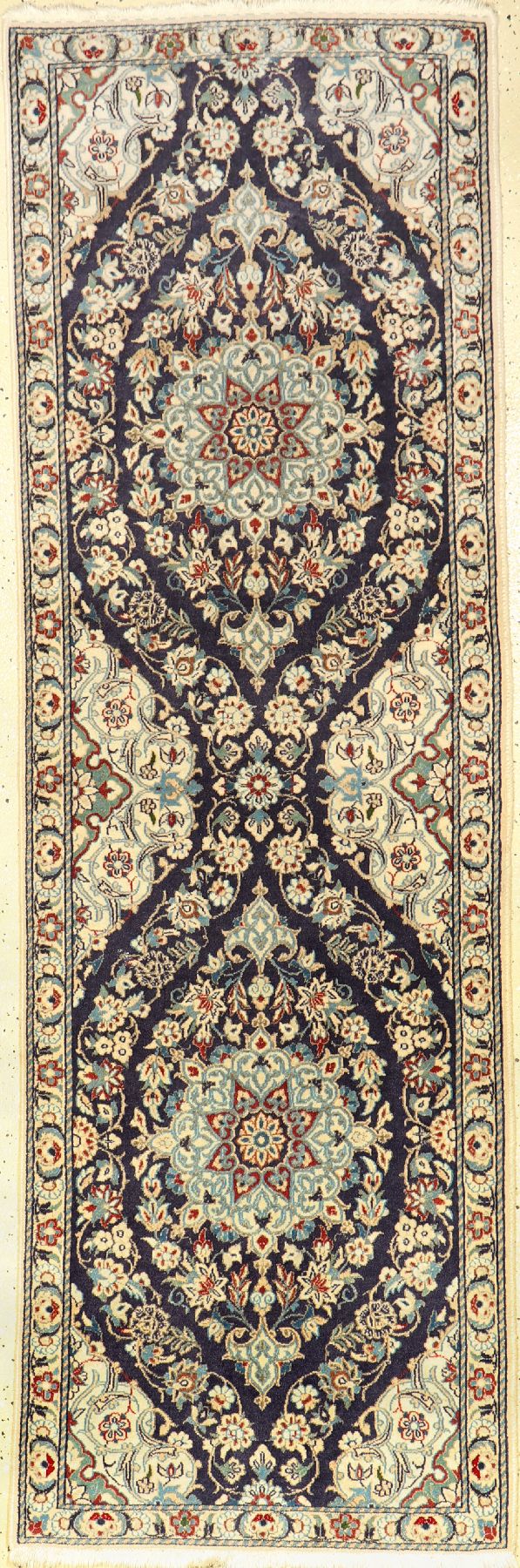 Nain, Persien, ca. 30 Jahre, Wolle auf Baumwolle, ca. 204 x 65 cm, EHZ: 2 (verblasst)