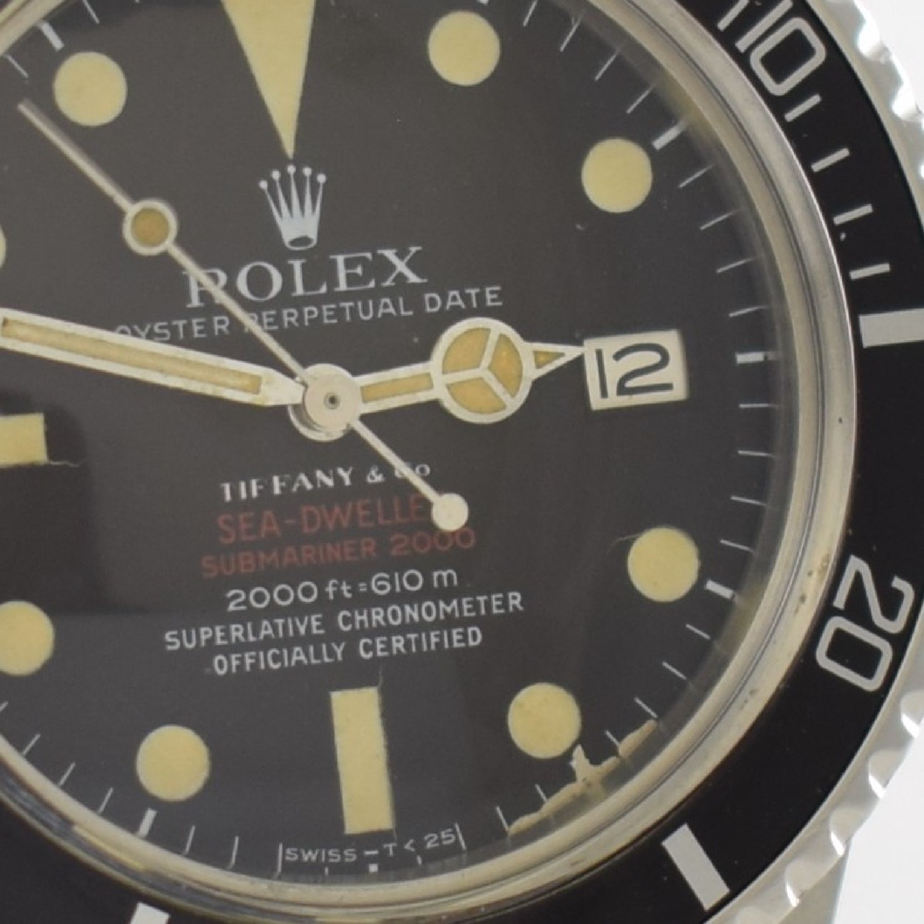 Detail e: ROLEX / TIFFANY & Co. Sea-Dweller "DOPPEL-ROT" Ref. 1665 sehr seltene Taucheruhr in Stahl, Schweiz um 1972, Automatik, Oystergeh. m. ...