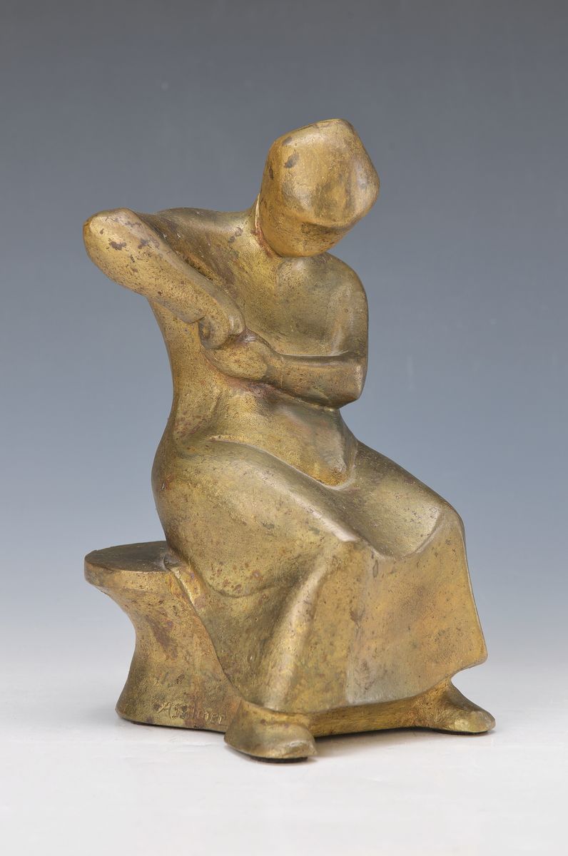 Arnold Hilmer, 1908-1993, Skulptur sitzende Frau, am Sockel signiert A. Hilmer, geschlossener Umriss, massive Gestalt, Bronze , patiniert, Alterssp., ...