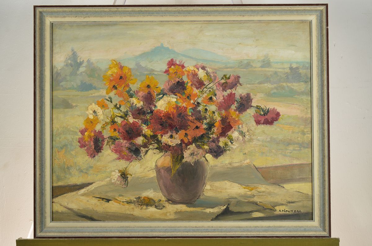 Detail k: Karl Neumann, 1891-1985, war tätig in Giessen, hier: Blumenstrauß am Fenster, im Hintergrund die Burg Vetzberg, Öl/Hartfaser, links unten ...