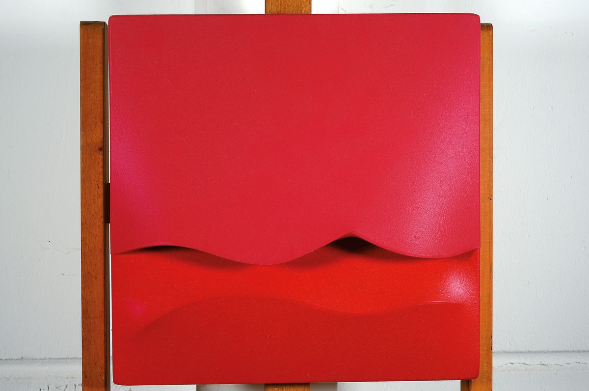 Detail k: Gioseppe Amadio, geb. 1944, "Iatre", Rosso, verso sign., und betitelt, ca. 39x39 cm