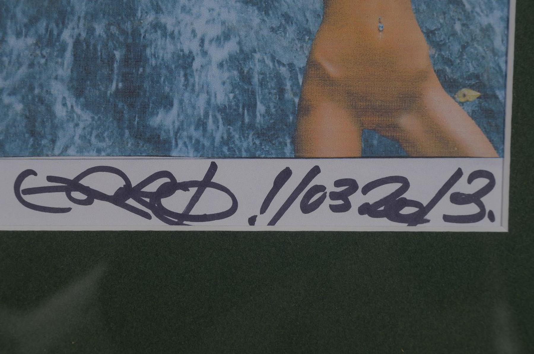 Detail a: Erro, geb. 1932 Farbserigraphie, sign., dat. 2013, unter Glas gerahmt, Motiv ca. 13x16cm, gesamt ca. 35x45 cm