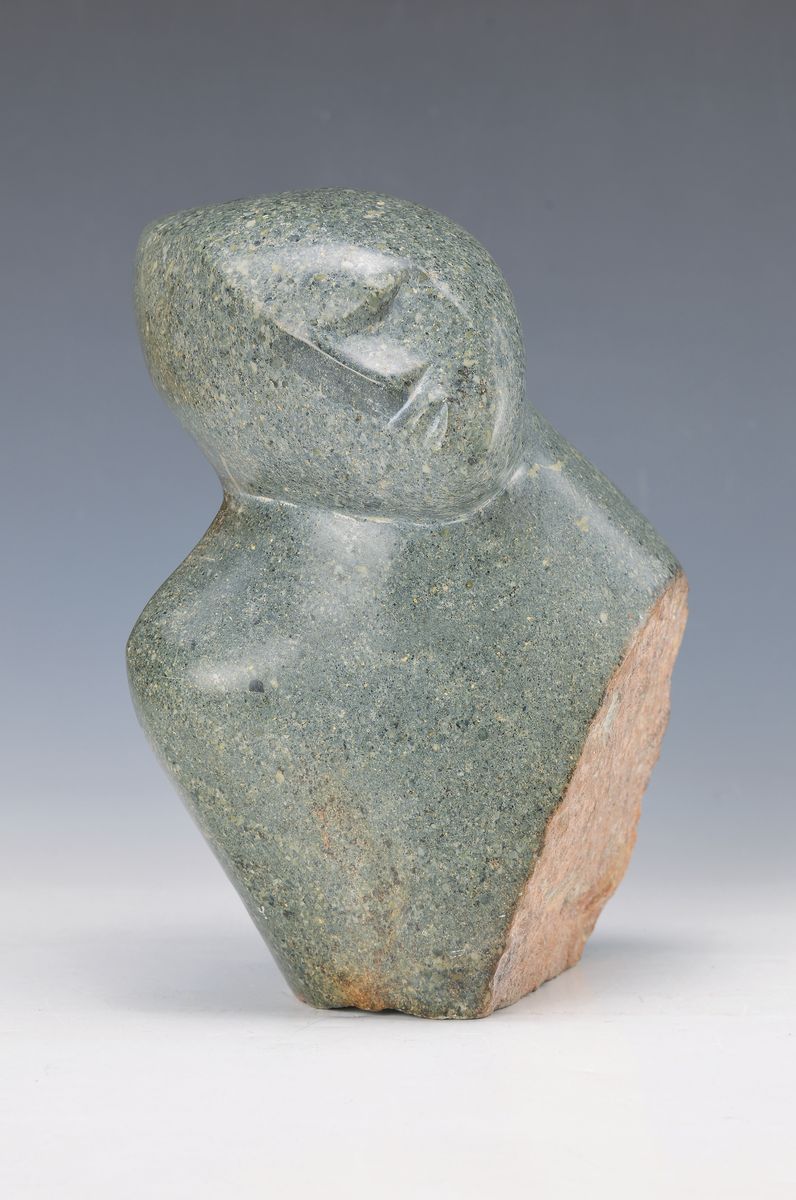 Agnes Nyanhongo, geb. 1960, zeitgenössische Künstlerin aus Zimbabwe, grünlich-bläulicherSperentin, signiert, 24 x 18 x 15 cm