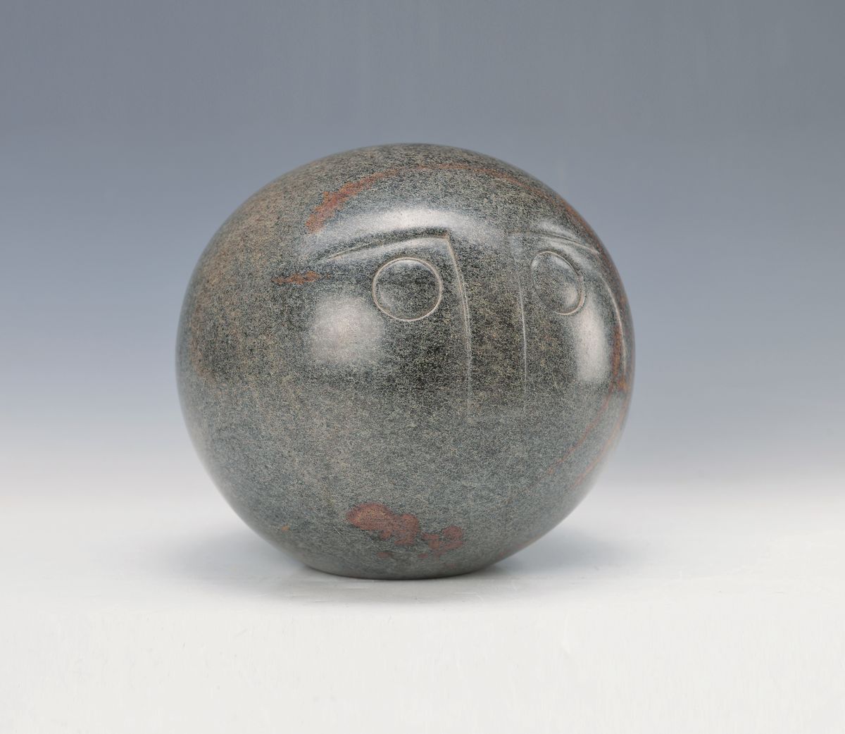 Henry Munyaradzi,1931-1998, Serpentin, Kopf in Ballform, behauen, auf dem Boden signiert, D. ca. 16 cm