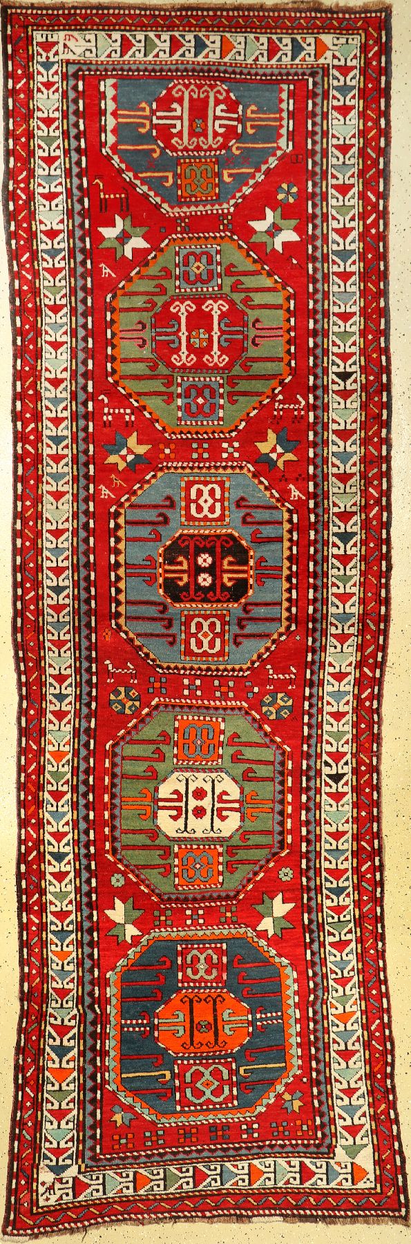 Karabagh alt (Galerie), Kaukasus, um 1920, Wolle auf Wolle, ca. 377 x 118 cm, Chaily Muster, EHZ: 2-3