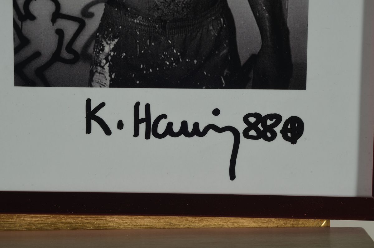 Detail a: Keith Haring, 1958 Reading-1990 New York City, Foto vom Künstler, handsigniert und datiert (19)88, Pop Shop Soho NYC, ca. 13.5x10.5cm/21x16cm, unter ...