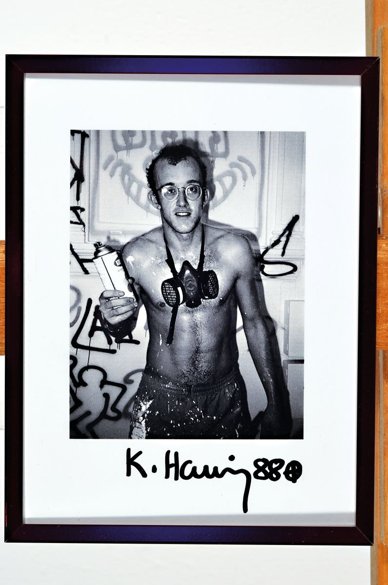 Detail k: Keith Haring, 1958 Reading-1990 New York City, Foto vom Künstler, handsigniert und datiert (19)88, Pop Shop Soho NYC, ca. 13.5x10.5cm/21x16cm, unter ...