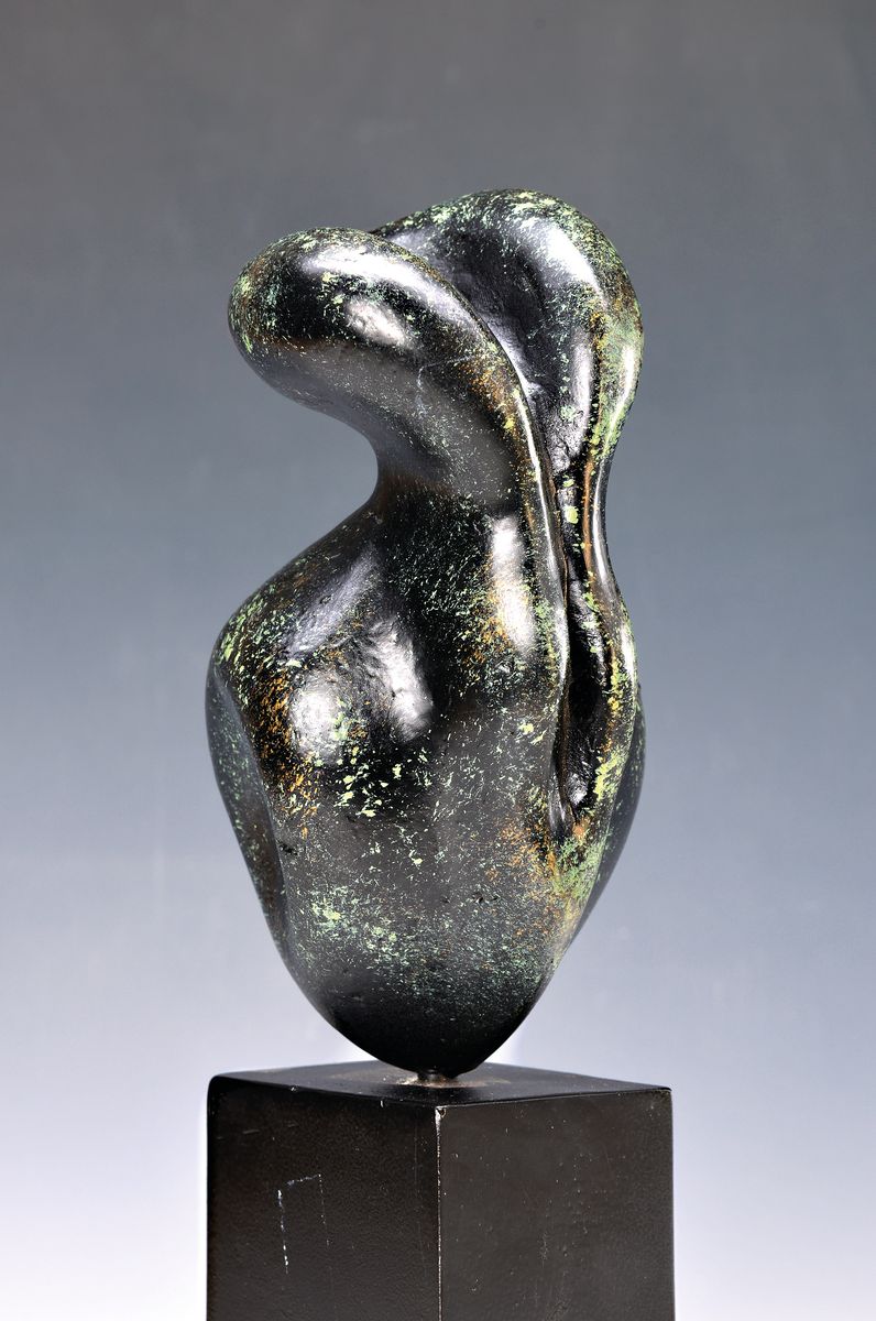 Tatjana Schimmelpfenning, geb. 1961, Künstlerin aus Wiesbaden, Göttin der Fruchtbarkeit "Rigani", Stein gehauen, auf Sockel, unsigniert, ...