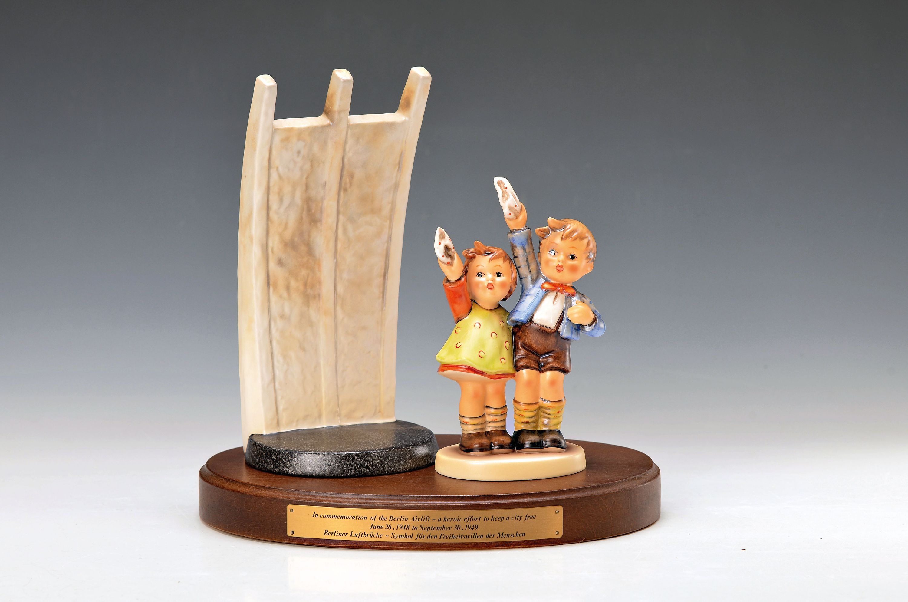 Image 25917898 - Hummelfigur, Goebel, 2.H.20.Jh., ´Luftbrücke Berlin´, limitierte Auflage Nr. 24080, mit ...