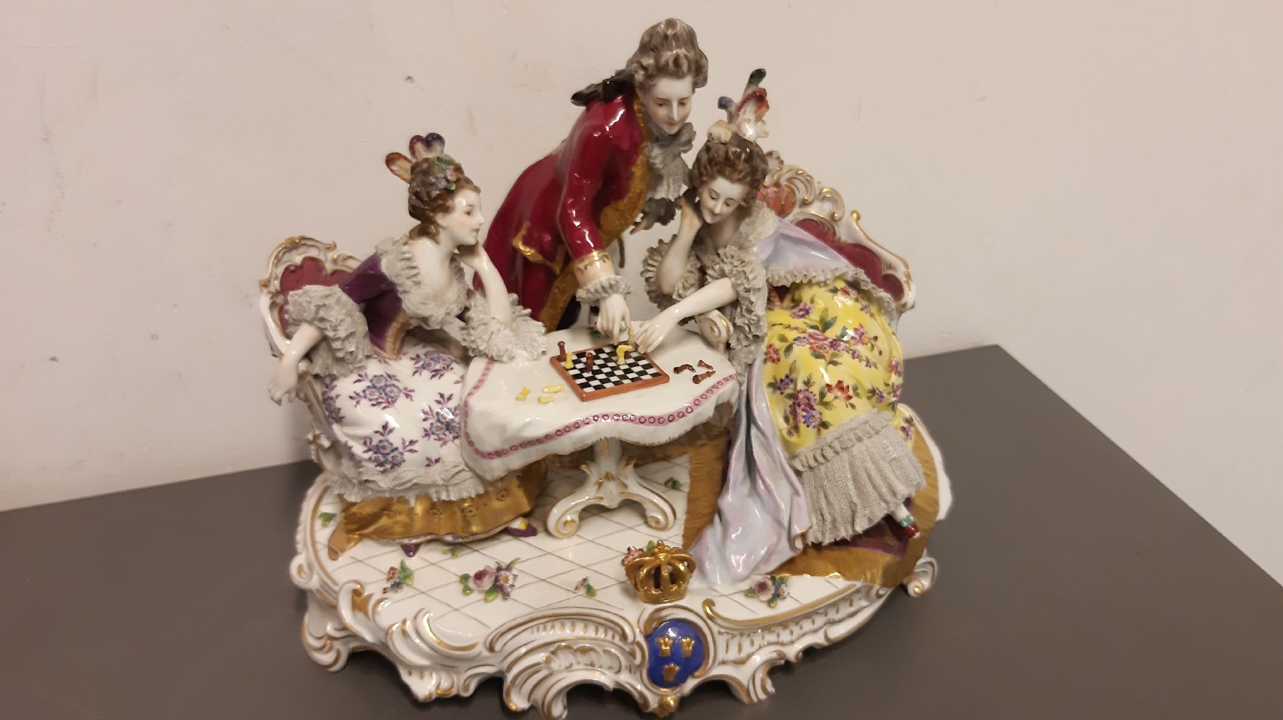 Detail a: Große Porzellangruppe, Älteste Volkstedt, Anfang 20. Jh., Schachspiel mit Kavalier und zwei Damen, polychrom bemalt, an den Spitzen altersbedingt ...