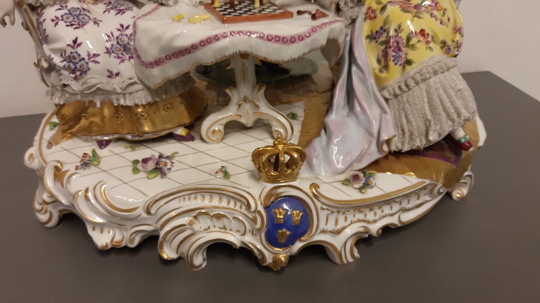 Detail g: Große Porzellangruppe, Älteste Volkstedt, Anfang 20. Jh., Schachspiel mit Kavalier und zwei Damen, polychrom bemalt, an den Spitzen altersbedingt ...