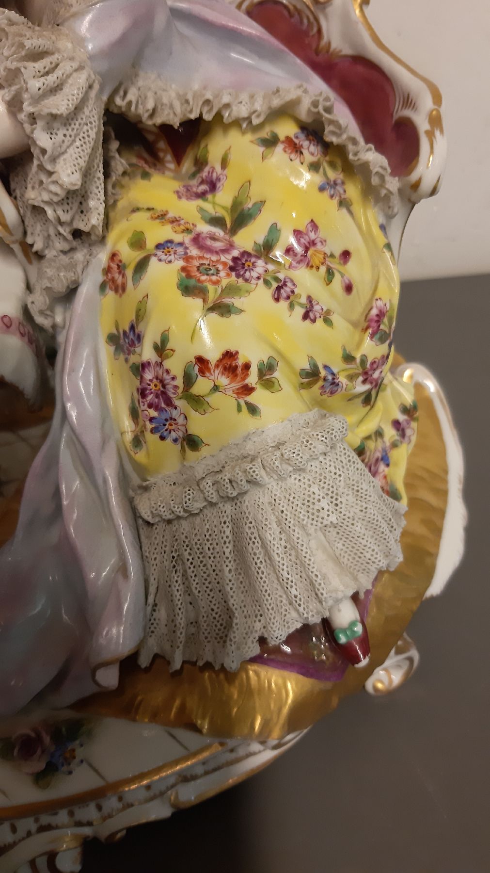 Detail h: Große Porzellangruppe, Älteste Volkstedt, Anfang 20. Jh., Schachspiel mit Kavalier und zwei Damen, polychrom bemalt, an den Spitzen altersbedingt ...