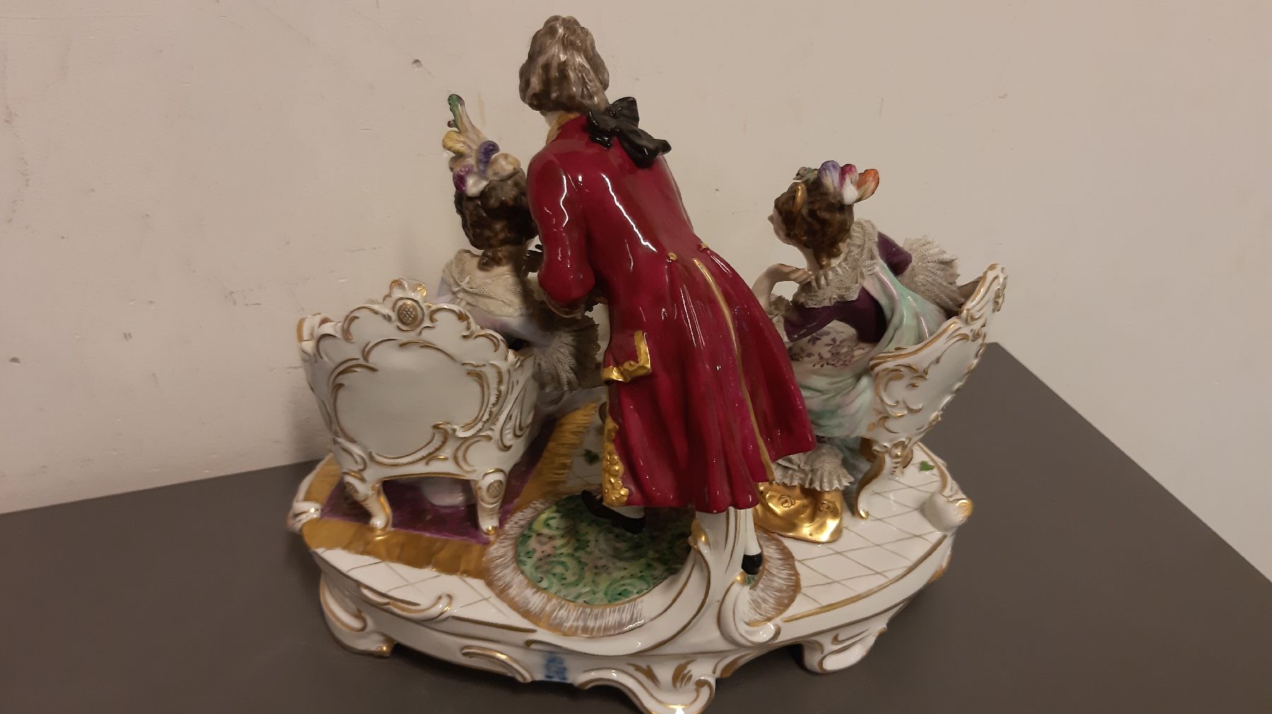 Detail j: Große Porzellangruppe, Älteste Volkstedt, Anfang 20. Jh., Schachspiel mit Kavalier und zwei Damen, polychrom bemalt, an den Spitzen altersbedingt ...