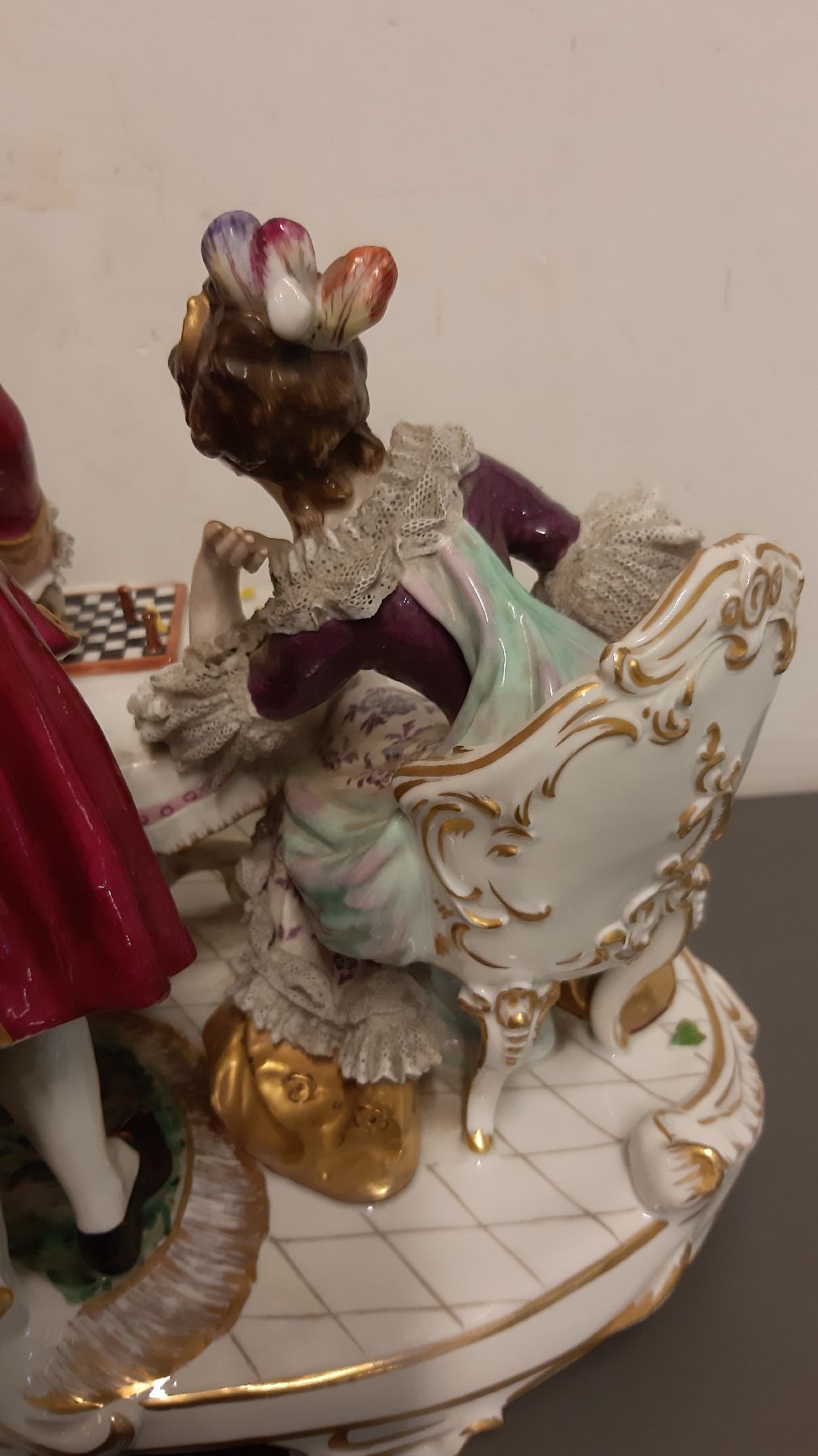 Detail k: Große Porzellangruppe, Älteste Volkstedt, Anfang 20. Jh., Schachspiel mit Kavalier und zwei Damen, polychrom bemalt, an den Spitzen altersbedingt ...