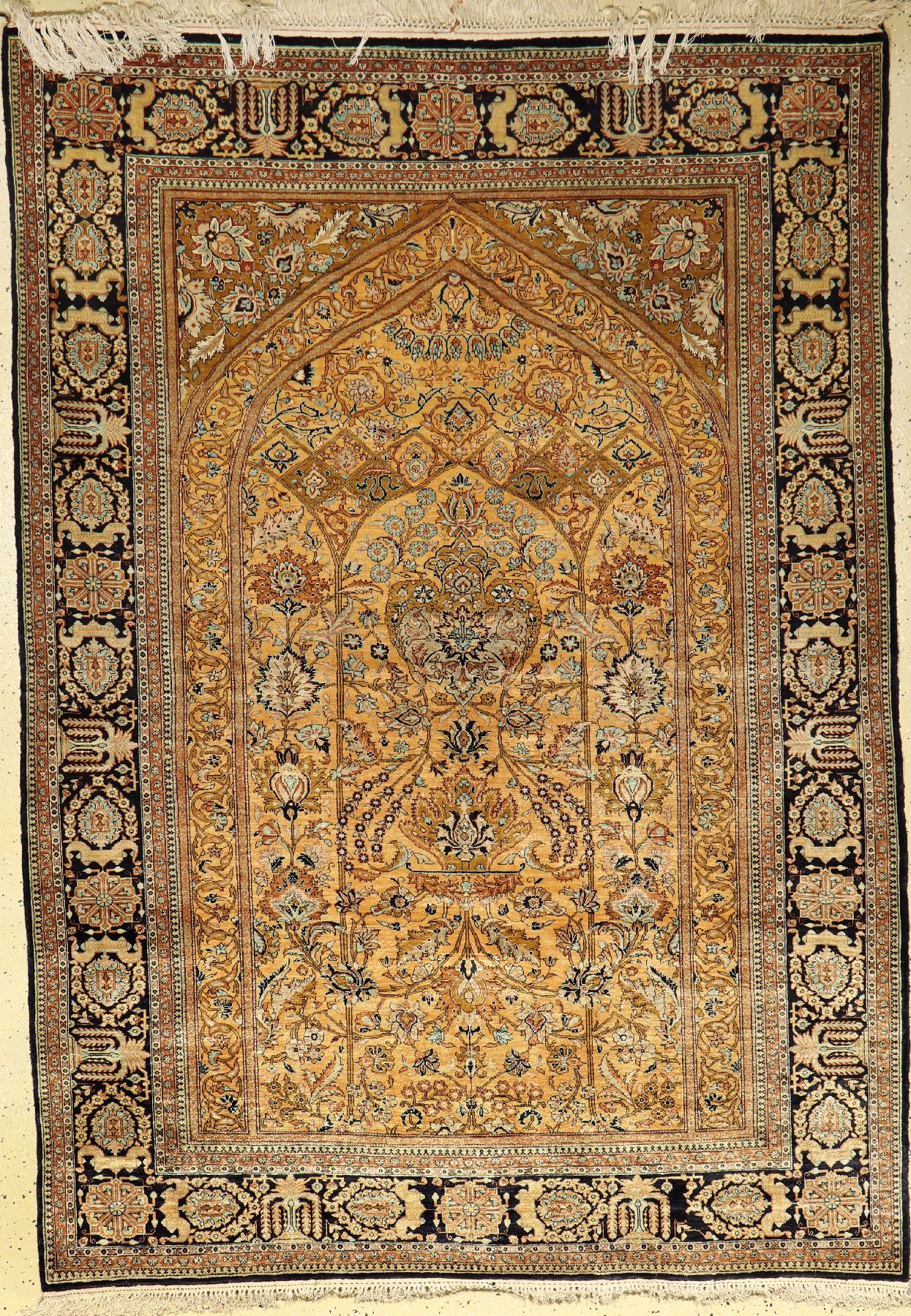 Seiden Ghom alt, Persien, ca. 50 Jahre, reine Naturseide, ca. 205 x 144 cm, edel und dekorativ, Mihrab Design, EHZ: 2, Goldgelber Grund