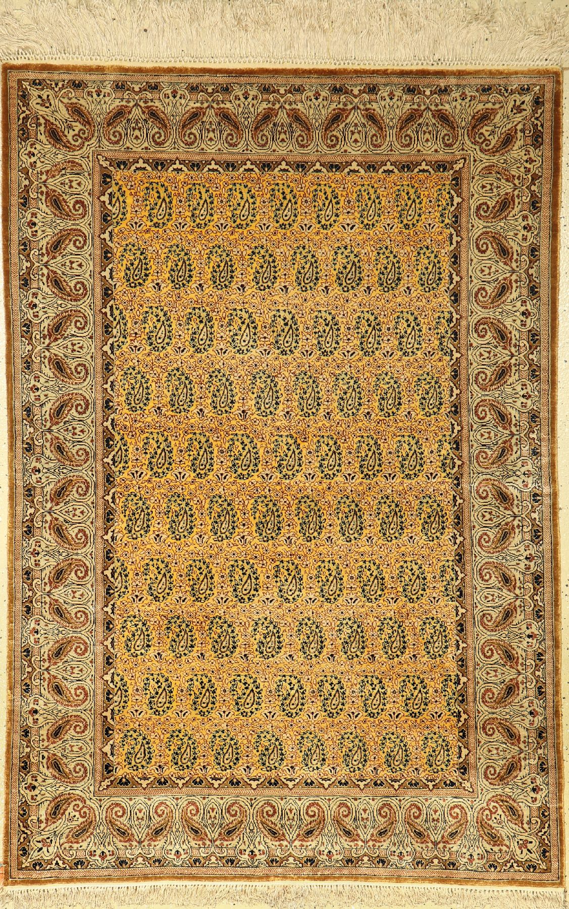Seiden Ghom alt, Persien, ca. 50 Jahre, reine Naturseide, ca. 160 x 108 cm, Boteh Design, Goldgelbergrund, EHZ: 2