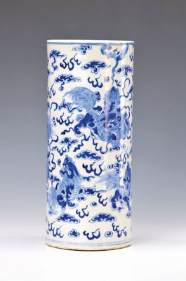 Zylindervase/Hutständer, China, um 1870-80, Porzellan, blaue Malerei unter der Glasur, Darstellung: weibliche Fo-Hunde in verschiedener Variation, ...