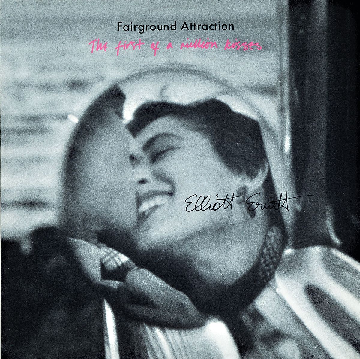 Elliot Erwitt, geb. 1928, fairground Attraction, "The first of a millionkisses", Offset auf Karton, handsigniert, PP. 30.5 x 30.5 cm, ...