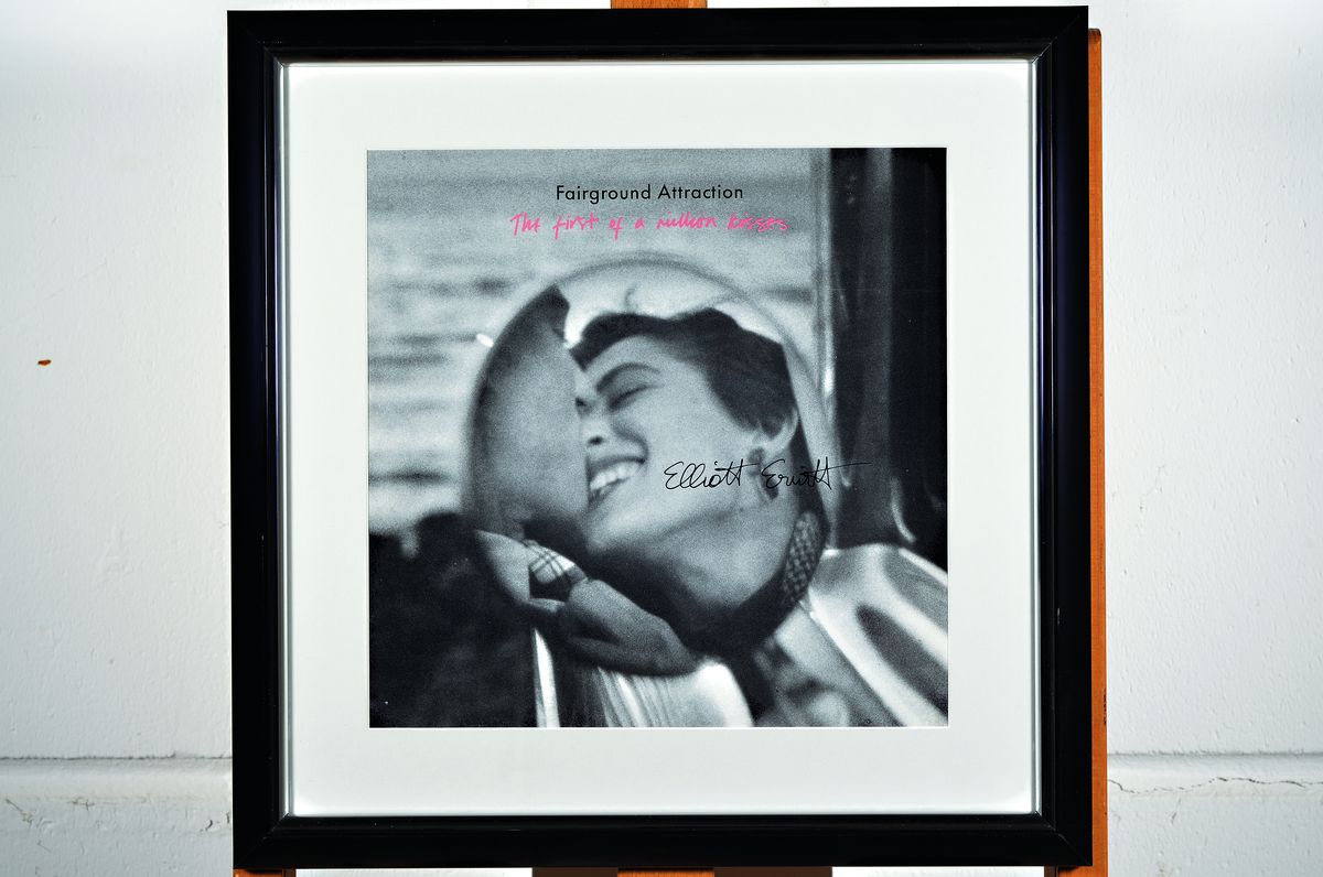Detail k: Elliot Erwitt, geb. 1928, fairground Attraction, "The first of a millionkisses", Offset auf Karton, handsigniert, PP. 30.5 x 30.5 cm, ...