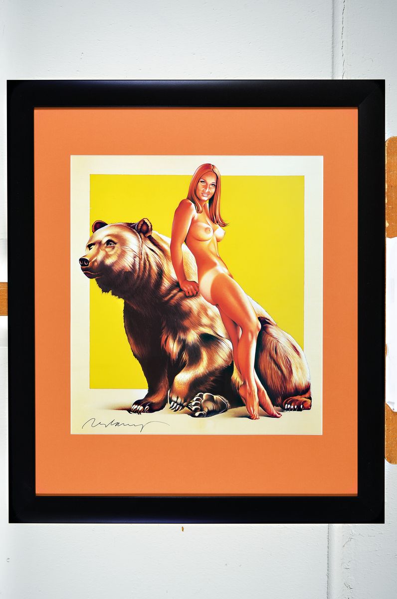 Detail k: Mel Ramos,1935-2018, Farboffset auf Papier, "Browned Bear", handsigniert, von 2003, ca. 43 x 39 cm, Rahmen 67 x 57 cm