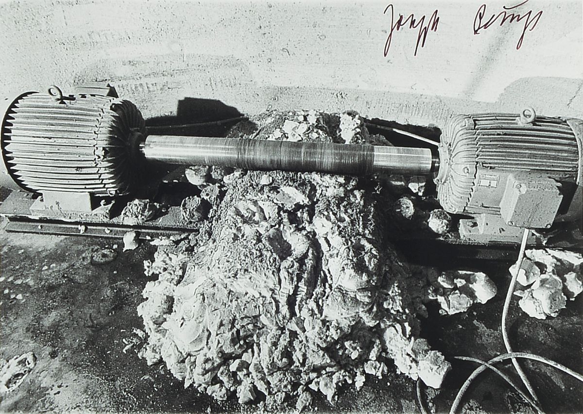 Joseph Beuys, 1921-1986, Fotografie, Gelatinesilberabzug, Blattgr. 40.5 x 30.5 cm, Rahmen: 42 x 52 cm, verso num. 30/36, fotografiert von Werner ...