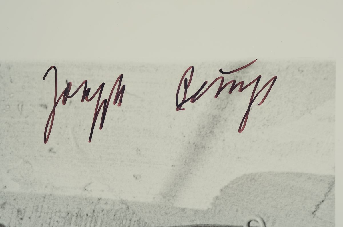 Detail a: Joseph Beuys, 1921-1986, Fotografie, Gelatinesilberabzug, Blattgr. 40.5 x 30.5 cm, Rahmen: 42 x 52 cm, verso num. 30/36, fotografiert von Werner ...