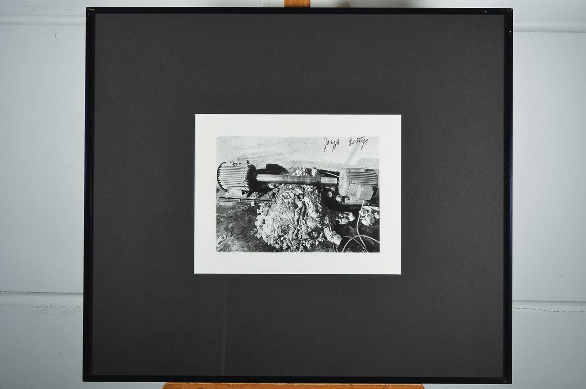 Detail k: Joseph Beuys, 1921-1986, Fotografie, Gelatinesilberabzug, Blattgr. 40.5 x 30.5 cm, Rahmen: 42 x 52 cm, verso num. 30/36, fotografiert von Werner ...