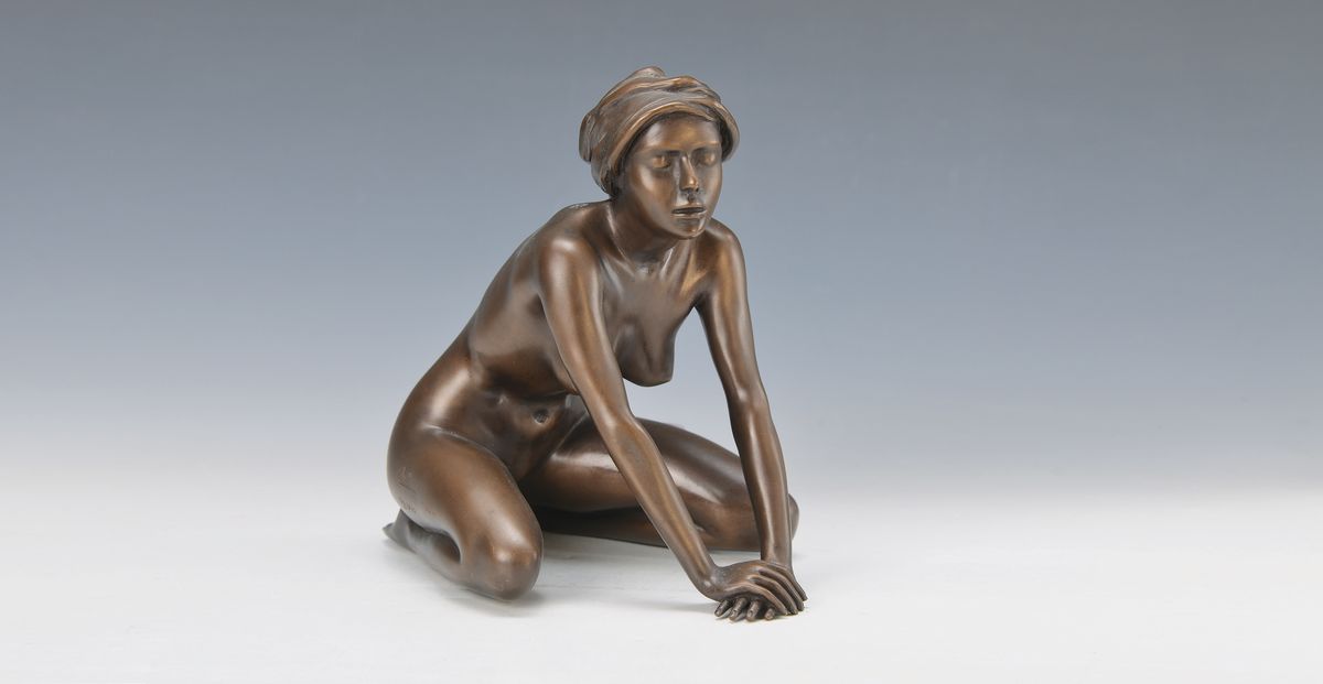 Arno Breker, 1900- 1991, Bronzeskulptur, "Mädchen mit Tuch", braun patiniert, num. 173/499, 20 x 15.3 x 20.5 cm, Gießerstempel Venturi ...