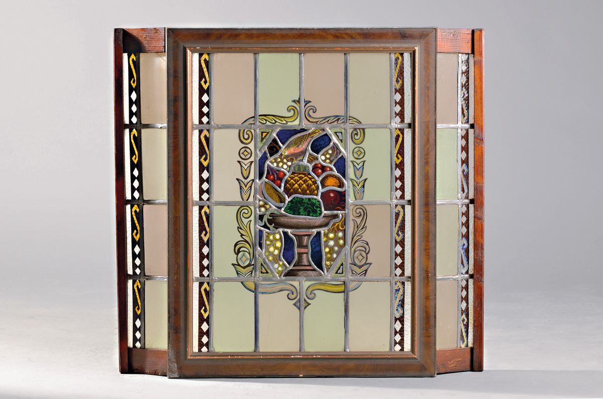 Bleiglasfenster, deutsch, um 1900, bunte Darstellung von Früchtekorb mit Vogel, orig. Holzrahmen mit zwei abgewinkelten Säulen, ca. 71x76x9.5cm, 1 ...
