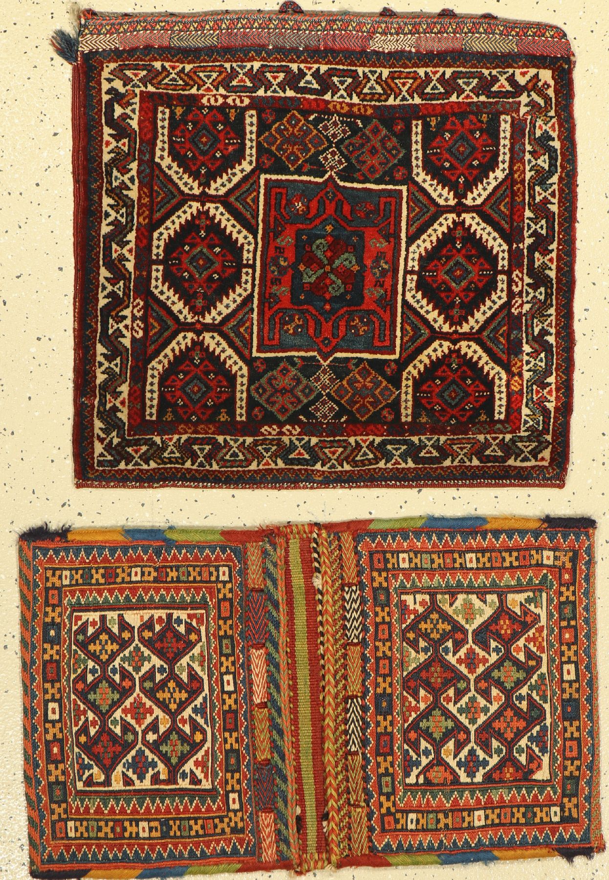 Konvulut aus 2 Lots, 1 x Khamseh Tasche um 1920 64x54cm.Sumakh Doppeltasche 73x44cm