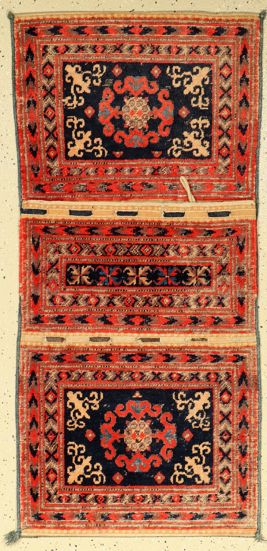 Khotan Doppeltasche um 1900, Ostturkistan, circa 127 x 60 cm.