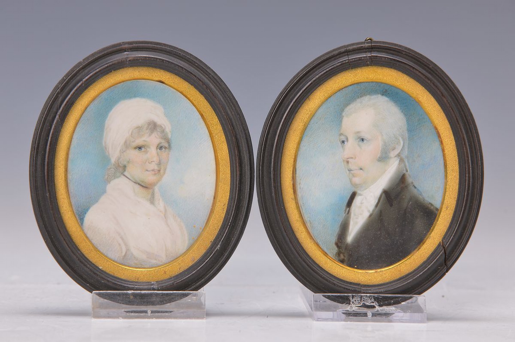 Detail k: Zuschreibung: Richard Cosway, Oxford 1742- 1821 London, zwei Miniaturen, Damen u. Herrenporträt, feine Malerei auf Elfenbein vor lichtblauem ...