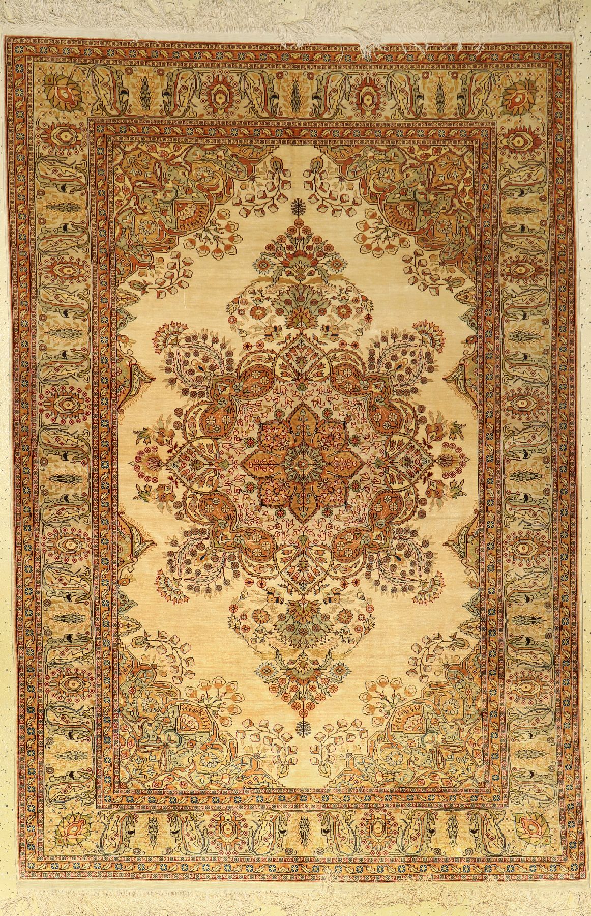 Seiden Kaisery alt, Türkei, ca. 50 Jahre, reine Naturseide, ca. 224 x 153 cm, EHZ: 2-3
