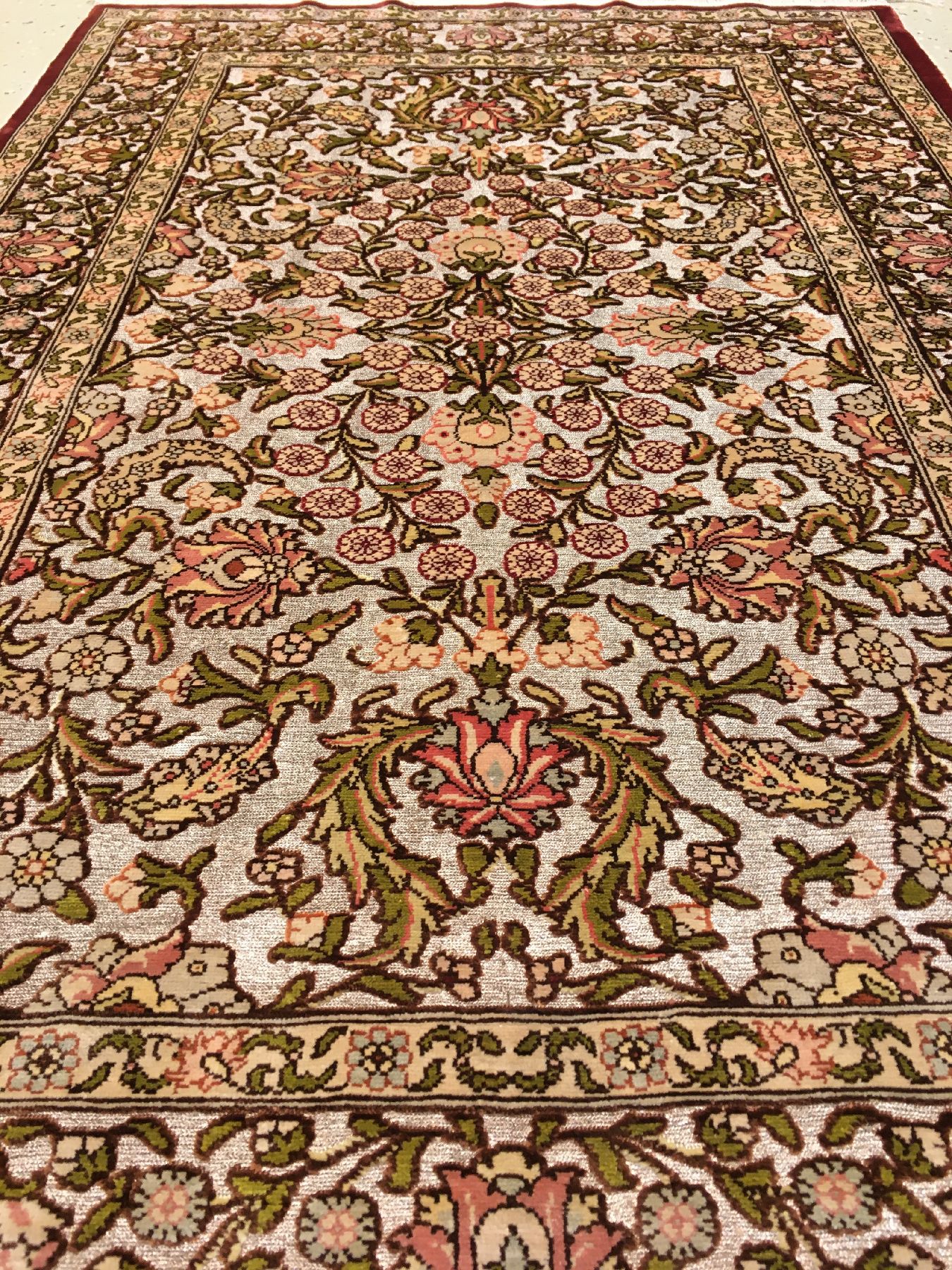 Detail b: Feiner Seiden Hereke alt (Signiert), Türkei, um 1960, reine Naturseide mit Metallgrund. Elegantes allover Muster auf metallbroschierten Grund, ca. ...