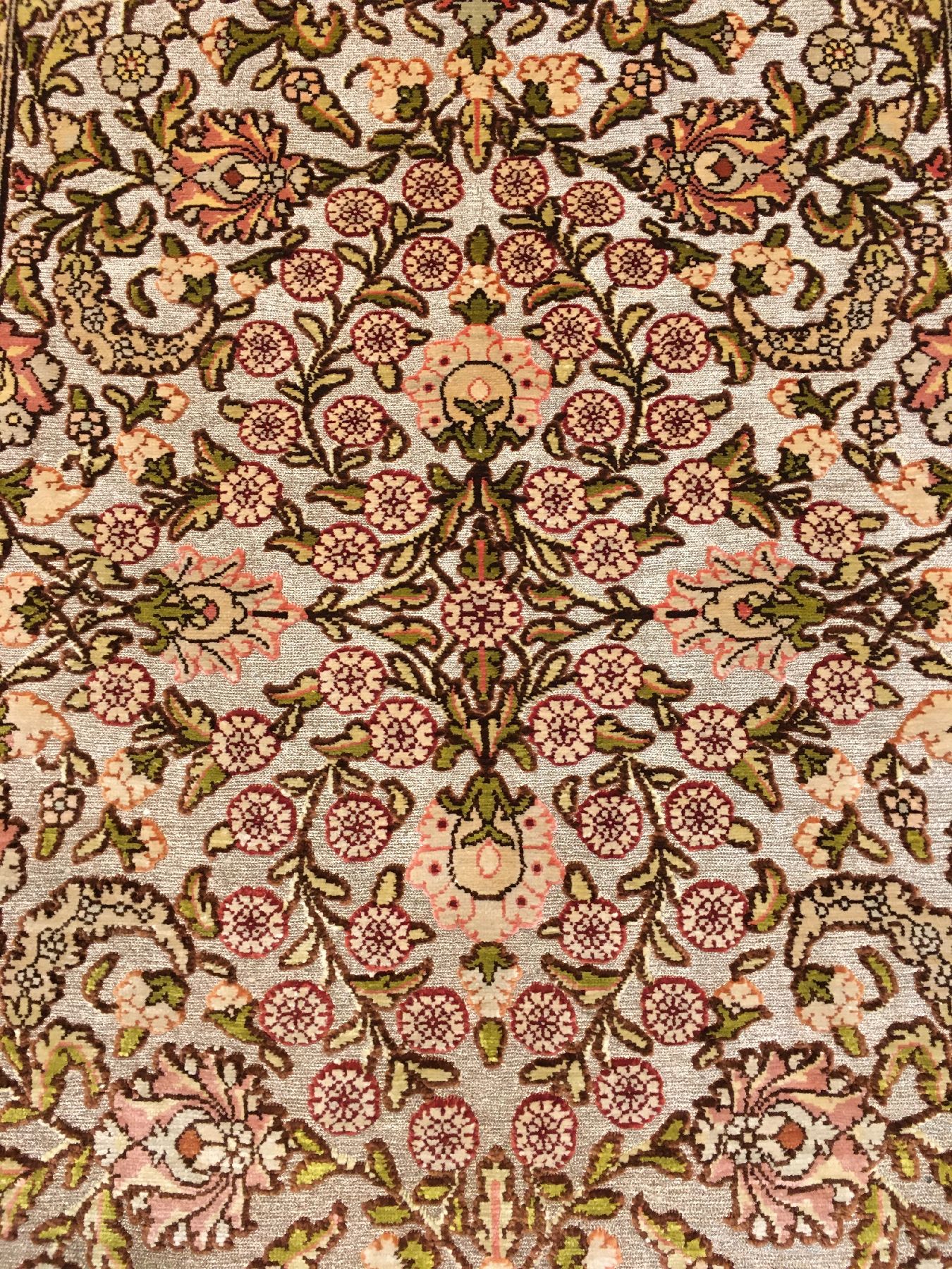 Detail c: Feiner Seiden Hereke alt (Signiert), Türkei, um 1960, reine Naturseide mit Metallgrund. Elegantes allover Muster auf metallbroschierten Grund, ca. ...